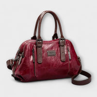 Sac à bandoulière vintage en cuir rouge bordeaux, anses, fermeture zippée, bandoulière.