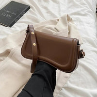 Sac à main à rabat ondulé et bandoulière, cuir vegan marron, coutures décoratives