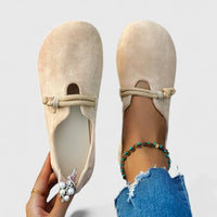 Mocassins orthopédiques beiges à bride en corde nouée sur le dessus.