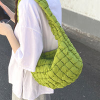 Sac porté épaule plissé vert clair, anse courte coussinée, texture matelassée