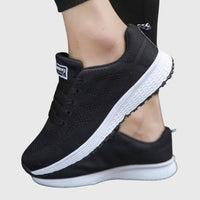 Chaussures orthopédiques noires à lacets, profil latéral, semelle blanche crantée.