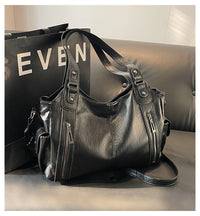 Sac cabas en cuir noir Amira, anses et bandoulière, poche zippée avant.