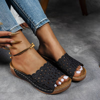 Sandales élégantes noires, empiècement crochet ajouré, semelle compensée brune