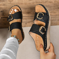 Sandales orthopédiques noires à deux brides avec boucle, vue de dessus, semelle épaisse.