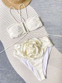 Bikini dos nu ivoire : haut triangle à bretelles et bas taille haute avec gros détail rose