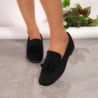 Chaussures de marche noires en daim, bout rond et pampilles sur l’empeigne