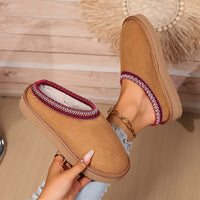 Chausson douillet marron clair avec liseré rouge et broderie sur le dessus