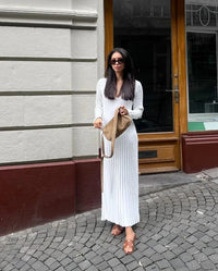Robe midi en maille blanche au tombé long, manches longues et encolure