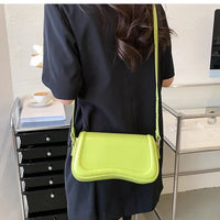Sac à main à rabat ondulé et bandoulière, cuir vegan vert citron, anse courte