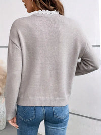 Pull gris clair à dos uni, manches longues