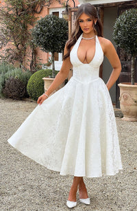 Robe midi blanche à bretelles fines, décolleté plongeant, jupe évasée texturée