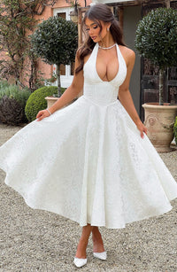 Robe midi blanche à bretelles fines, décolleté plongeant, jupe ample évasée