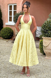 Robe midi jaune à bretelles fines, décolleté plongeant, jupe évasée texturée