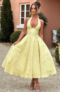 Robe midi jaune à bretelles fines, décolleté plongeant, jupe ample en cercle