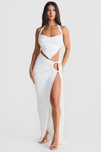 Robe longue blanche à bretelles, buste froncé, nœud latéral et grande fente sur le côté