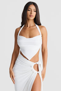 Robe d’été blanche à bretelles, encolure carrée, décolleté croisé au buste et fente