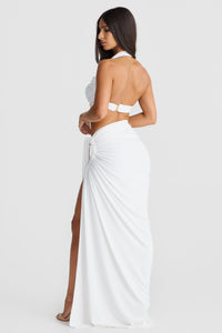Robe d’été blanche vue de dos, bretelles croisées, drapé et fente latérale
