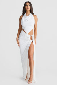 Robe d’été blanche à bretelles, buste froncé, fente sur le devant et nœud latéral