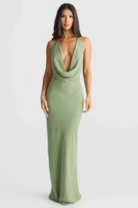 Robe longue verte à décolleté plongeant, bretelles fines et coupe près du corps