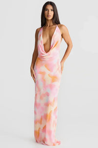 Robe longue rose à motifs nuageux, décolleté plongeant et bretelles fines