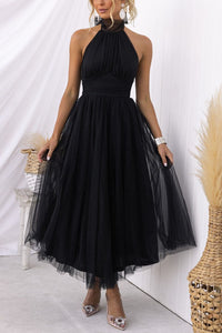 Robe chic en tulle noir, encolure haute sans manches, taille froncée, jupe ample.