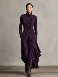 Robe élégante violette drapée, encolure haute, pans superposés et effet cascade