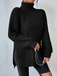 Pull col roulé noir en maille texturée, manches longues, coupe ample, base avec fente