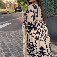 Robe-chemise ample beige et bleu marine à motifs géométriques, col en V.