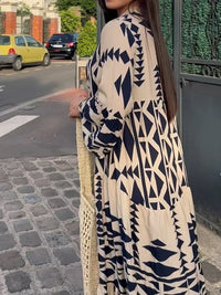 Robe-chemise imprimé géométrique bleu marine sur fond beige, col en V, manches longues