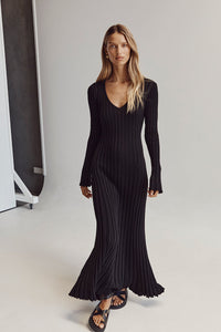 Robe midi en maille côtelée noire, encolure V, manches longues, ourlet évasé.