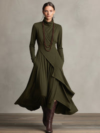 Robe drapée vert olive, encolure haute, manches longues, pans superposés