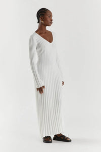 Robe midi en maille côtelée blanche, encolure V, manches longues, vue de côté.