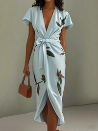 Robe portefeuille mi-longue bleu clair à manches courtes, imprimé feuilles, ceinture nouée