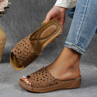 Sandales élégantes marron en simili cuir, empiècement crochet floral, semelle brune