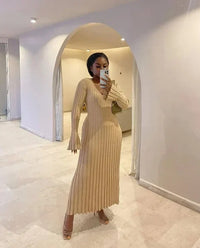 Robe midi en maille côtelée écru à manches longues et encolure près du cou.