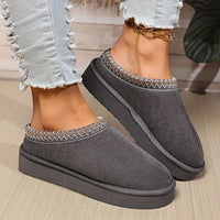 Paire de chaussons douillets gris foncé à bord brodé contrasté