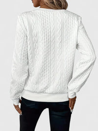 Pull à zip discret blanc vu de dos, texture torsadée, bord de poignet et taille côtelés