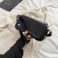 Sac à main à rabat ondulé et bandoulière, cuir vegan noir, attache sur le côté
