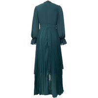 Robe élégante plissée vert canard, dos visible, manches longues bouffantes et volants
