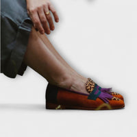 Mocassin marron à imprimé léopard, franges violettes et bracelet vert, vue latérale