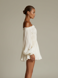 Robe courte ivoire plissée, encolure épaules dénudées, manches bouffantes longues