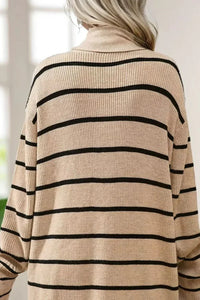 Dos de cardigan beige khaki à rayures horizontales noir, maille côtelée, manches longues.