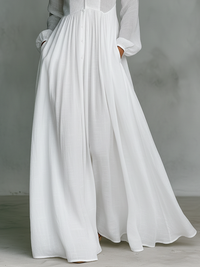 Robe longue blanche en lin, jupe ample plissée, fente discrète, finition fluide