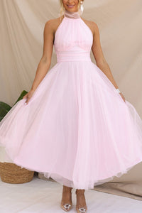 Robe chic en tulle rose pâle à col montant, sans manches, jupe tournoyante superposée.