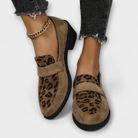 Mocassins daim beige, motif léopard sur le dessus, chaîne dorée sur la cheville, semelle noire