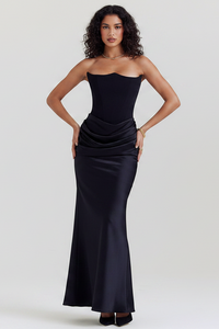 Robe en satin noire, bustier bandeau, drapé froissé sur le côté, jupe longue