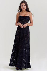 Robe longue noire en dentelle, fines bretelles, encolure cœur, texture florale dense.