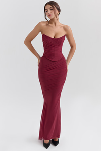 Robe midi corset en maille bordeaux, drapée et échancrée, silhouette ajustée