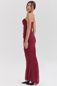 Robe midi corset en maille bordeaux, vue de dos partielle, bretelles et drapé