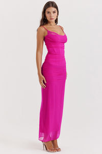 Robe longue rose vif en dentelle, bretelles fines, encolure carrée, silhouette ajustée.
